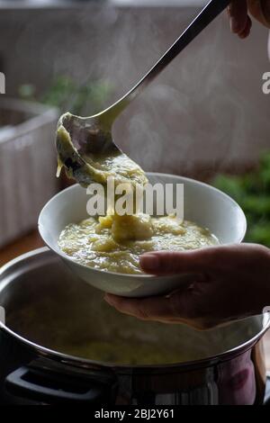 Bio-Leck und Kartoffelsuppe, die während der Sperrung des Coronavirus in Devon, Großbritannien, zu Hause hergestellt wurde Stockfoto