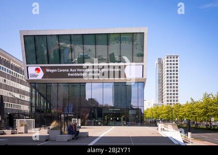 Ausbruch des Coronavirus / Covid 19, 16. April. 2020. Das geschlossene Deutsche Fußballmuseum mit Informationen zur Corona-Pandemie, Dortmund, Ge Stockfoto