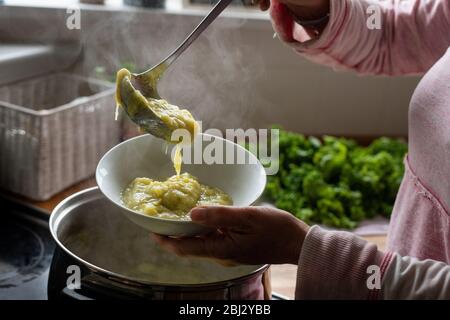 Bio-Leck und Kartoffelsuppe, die während der Sperrung des Coronavirus in Devon, Großbritannien, zu Hause hergestellt wurde Stockfoto