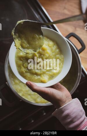 Bio-Leck und Kartoffelsuppe, die während der Sperrung des Coronavirus in Devon, Großbritannien, zu Hause hergestellt wurde Stockfoto