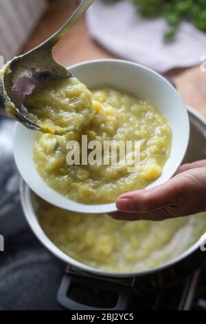 Bio-Leck und Kartoffelsuppe, die während der Sperrung des Coronavirus in Devon, Großbritannien, zu Hause hergestellt wurde Stockfoto