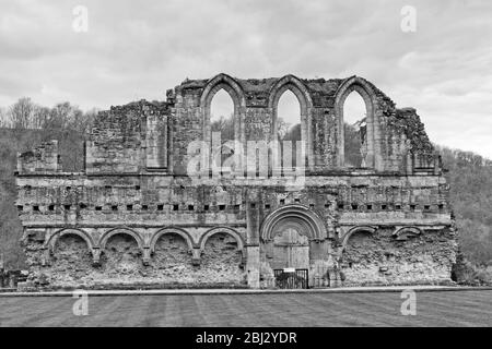 Refektoriumwand vom Kreuzgang in der Rievaulx Abbey North Yorkshire aus gesehen Stockfoto