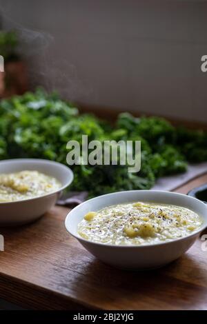 Bio-Leck und Kartoffelsuppe, die während der Sperrung des Coronavirus in Devon, Großbritannien, zu Hause hergestellt wurde Stockfoto