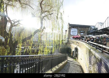 London, Großbritannien, 25. Januar 2020: Camden Market Street Food und Shopping District in London Stockfoto