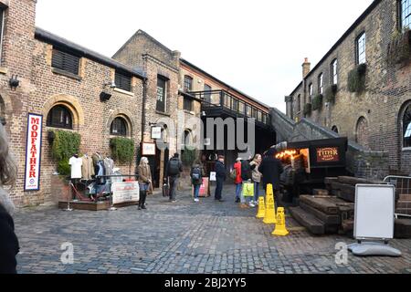 London, Großbritannien, 25. Januar 2020: Camden Market Street Food und Shopping District in London Stockfoto