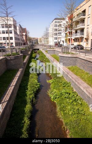 Der Hoerderbach kurz vor seiner Mündung in die Emscher am Phoenix-See im Kreis Hoerde, Dortmund, Ruhrgebiet, Nordrhein-Westfalen, Stockfoto