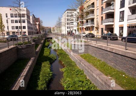 Der Hoerderbach kurz vor seiner Mündung in die Emscher am Phoenix-See im Kreis Hoerde, Dortmund, Ruhrgebiet, Nordrhein-Westfalen, Stockfoto