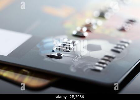 Kreditkarten auf schwarzem Hintergrund, Nahaufnahme Stockfoto