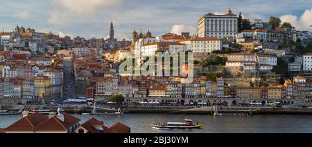 Rabelo Portweinbarge und historische Flussfront der Ribeira Region von Porto von Vila Nova de Gaia in Portugal Stockfoto