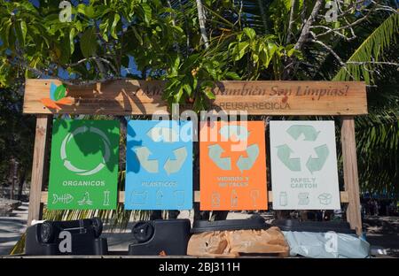 Verschiedene Recycling-Behälter am öffentlichen Strand in Bayahibe, Dominikanische republik Stockfoto