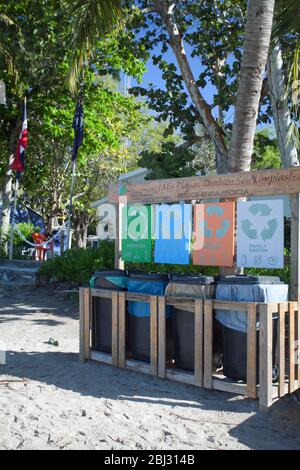 Verschiedene Recycling-Behälter am öffentlichen Strand in Bayahibe, Dominikanische republik Stockfoto