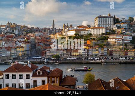 Rabelo Portweinbarge und historische Flussfront der Ribeira Region von Porto von Vila Nova de Gaia in Portugal Stockfoto