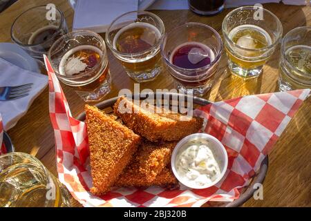 Verschiedene Biere und Snacks in einem Korb auf Serviette Stockfoto