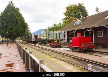 Warten auf den Zug am Bahnhof in Seattle Stockfoto