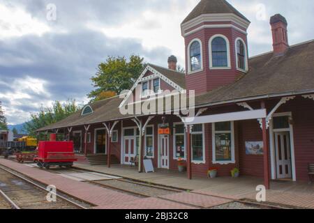 Warten auf den Zug am Bahnhof in Seattle Stockfoto