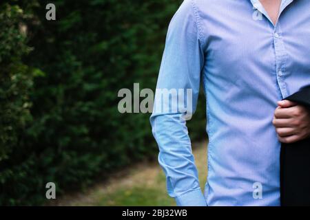 Eleganter Mann mit blauem Hemd mit Hand in der Tasche Stockfoto