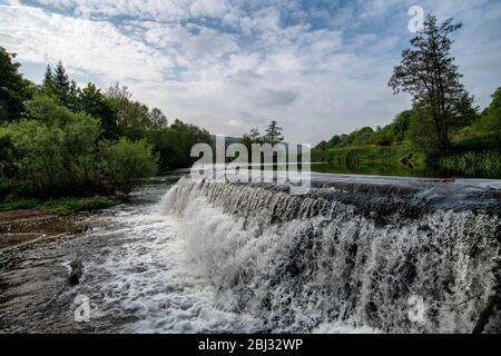 Warleigh Weir am Fluss Avon in Somerset, in der Nähe von Bath im Frühling. Stockfoto