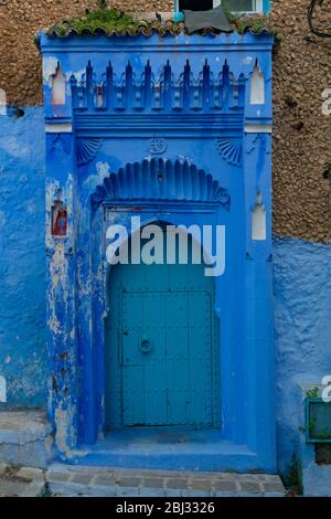 Schicke blaue Tür in Chefchaouen Marokko Stockfoto