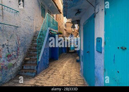 Blaue schmale Straße in Chefchaouen Marokko Stockfoto