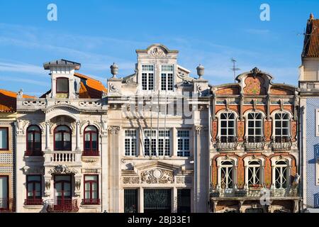 Elegante portugiesische Architektur mit verzierten Gebäuden am Kanal Central in Aveiro, Portugal Stockfoto