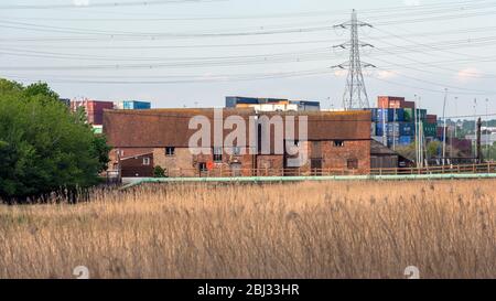 Blick auf Eling Tide Mill Grade II denkmalgeschützte Gebäude mit Blick über Bartley Water, Eling, Totton, Hampshire, England, Großbritannien Stockfoto