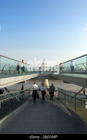 Millennium Bridge oder Millennium Footbridge wurde 2000 über die Themse eröffnet, mit der St. Pauls Kathedrale im Hintergrund - London, England, UK Stockfoto