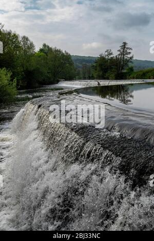 Warleigh Weir am Fluss Avon in Somerset, in der Nähe von Bath im Frühling. Stockfoto
