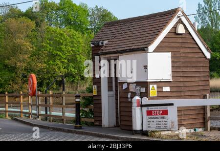 Mautwärterstand an der Eling toll Bridge, Eling Creek, Eling, Totton, Hampshire, England, Großbritannien Stockfoto