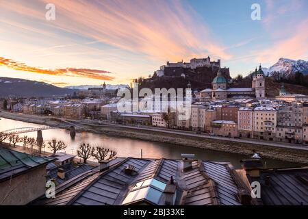 Blick über den Fluss in Richtung Salzburger Dom und Festung bei Sonnenaufgang aus der Nähe des Kapuzinerklosters, Salzburg, Österreich Stockfoto