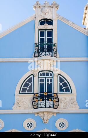 Das kunstvolle Museu Arte Nova - Museum für Moderne Kunst und Casa de Cha mit traditionellen Balkonen - in Aveiro, Portugal Stockfoto