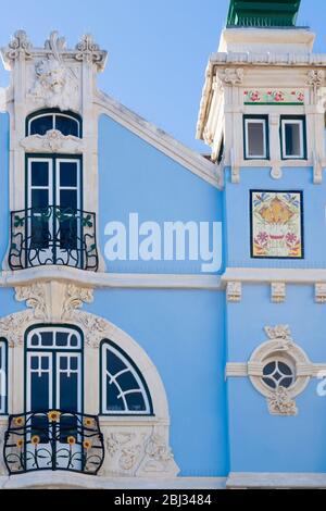 Das kunstvolle Museu Arte Nova - Museum für Moderne Kunst und Casa de Cha mit Keramikfliesen und traditionellen Balkonen - in Aveiro, Portugal Stockfoto