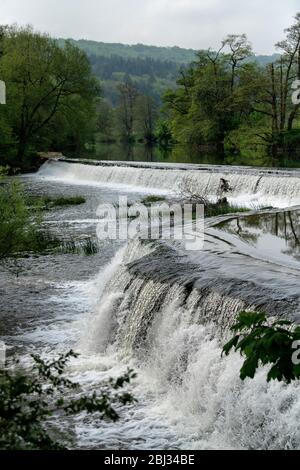 Warleigh Weir am Fluss Avon in Somerset, in der Nähe von Bath im Frühling. Stockfoto