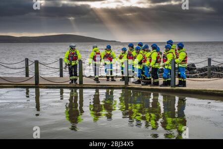 Mitglieder der Küstenwache während einer Trainingsübung an der Meeresmauer zum Marine Lake bei Weston Super Stute. Stockfoto