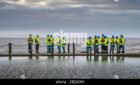 Mitglieder der Küstenwache während einer Trainingsübung an der Meeresmauer zum Marine Lake bei Weston Super Stute. Stockfoto