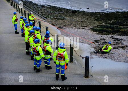 Mitglieder der Küstenwache während einer Trainingsübung an der Meeresmauer zum Marine Lake bei Weston Super Stute. Stockfoto