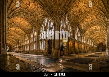 Die Kreuzgänge der Kathedrale von Gloucester haben eine gewölbte Decke aus dem 14. Jahrhundert. Stockfoto