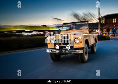 Ein alter Land Rover der Serie fährt von einem Superstore weg. Stockfoto