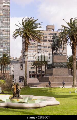 Montevideo, Uruguay - 25. September 2012: Independence Square, das Stadtzentrum, mit Statue von Artigas, das Tor der Zitadelle, Executive Tower gover Stockfoto