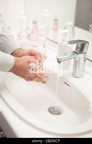 Man wascht die Hände zu Hause mit Seife. Coronavirus Prävention Handhygiene Stockfoto