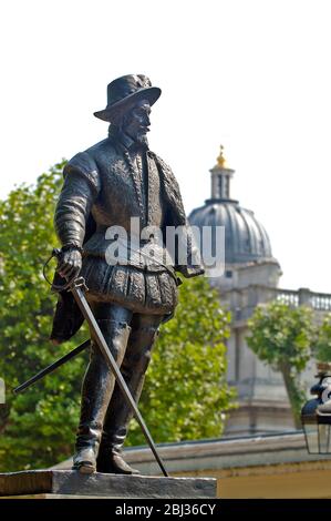 Statue von Sir Walter Raleigh auf dem Gelände des Old Royal Naval College, Greenwich, London, England, Großbritannien Stockfoto