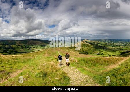 Zwei Spaziergänger auf dem Great Ridge, der von Mam Tor nach Losehill in Derbyshire führt. Stockfoto