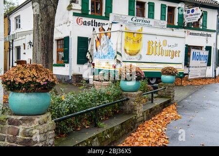 Gasthaus in einem kleinen Schleppturm im Spätherbst, Zons, Nordrhein-Westfalen, Deutschland Stockfoto