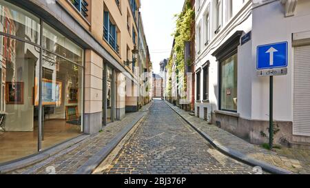 Brüssel, Belgien - 26. April 2020: Die Coppens-Straße in Brüssel ohne Menschen während der Haftzeit. Stockfoto