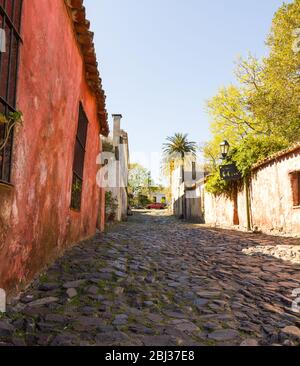 Colonia, Uruguay - 26. September 2012: Seufzerstraße, im historischen Zentrum. Die Häuser sind aus dem 18. Jahrhundert und werden in ihren ursprünglichen s erhalten Stockfoto