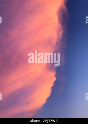 Blick auf Wolken und Himmel mit verträumten, magischen Farben bei Sonnenuntergang. Stockfoto