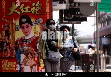 Hongkong, CHINA. April 2020. Die Bürger kehren allmählich auf die Straßen Hongkongs zurück, da die Zahl der Coronavirus-Infektionen stabil bleibt.28. April 2020 Hongkong.ZUMA/Liau Chung-ren Quelle: Liau Chung-ren/ZUMA Wire/Alamy Live News Stockfoto