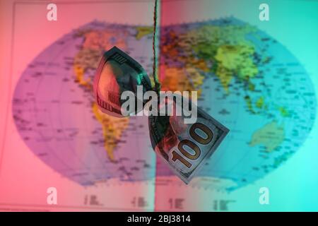 Hundert Dollar. American, US Dollars Cash Money Weltkarte im Hintergrund. Stockfoto