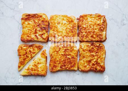 Sechs warme gebackene Sandwiches mit geschmolzenem Mozzarella-Käse Stockfoto