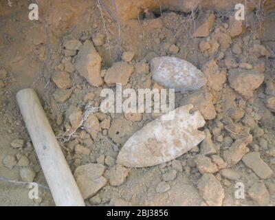 Zwei echte indianische Pfeilspitzen wurden beim Graben auf einer Grabungsstelle in Arkansas gefunden Stockfoto