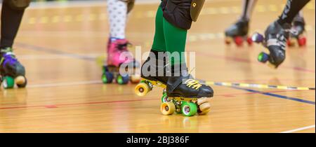 Rollschuhe einer Person, die am Rollerderby teilnimmt. . Stockfoto